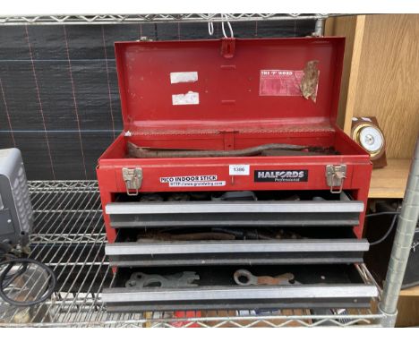 A HALFORDS PROFESSIONAL TOOL CHEST CONTAINING SOME TOOLS 