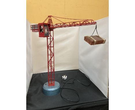 A LARGE METAL ELECTRONIC ROTATING MANNED CRANE WITH SLEEPERS AND DAVE WALKER SIGNAGE TABLE LAMP H: 62CM