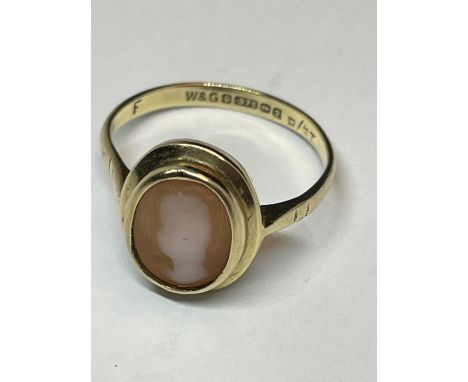 A 9 CARAT GOLD RING WITH A CAMEO SIZE M 