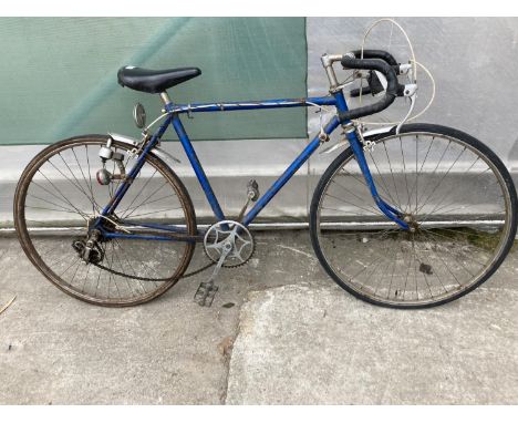 A VINTAGE GENTS RACING BIKE WITH 5 SPEED GEAR SYSTEM 