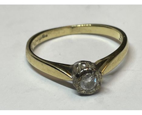 A 9 CARAT GOLD RING WITH A DIAMOND SOLITAIRE SIZE M 