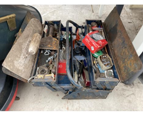 A METAL TOOL BOX CONTAINING AN ASSORTMENT OF VINTAGE HAND TOOLS 