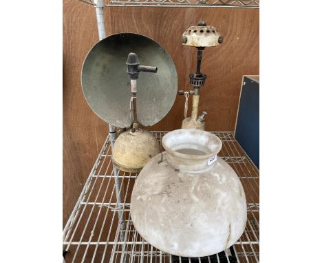 AN ASSORTMENT OF VINTAGE ITEMS TO INCLUDE A TILLEY PARAFIN HEATER, A GLASS LIGHT SHADE AND A FURTHER OIL LAMP ETC 