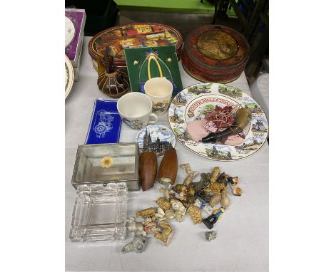 A QUANTITY OF COLLECTABLE ITEMS TO INCLUDE WADE WHIMSIES, VINTAGE TINS, TOM AND JERRY MUG, SOUTH WALES COALFIELD PLATE, ETC 