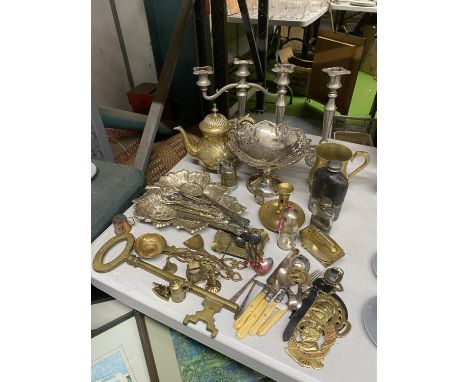 A LARGE AMMOUNT OF BRASS AND SILVER PLATE TO INCLUDE CANDLESTICKS, TAZZA DISH, FLATWARE, HIP FLASKS, ETC 