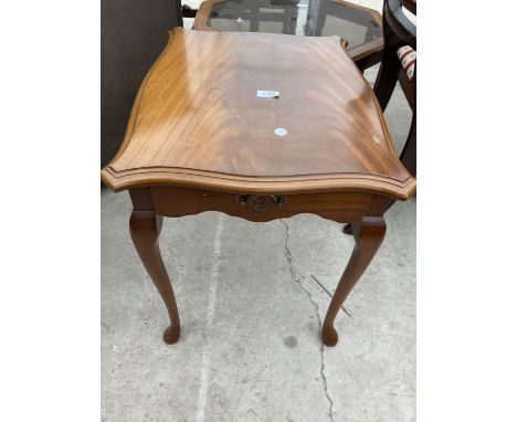 A MODERN MAHOGANY BRIDGECRAFT LAMP TABLE 