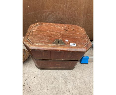 A VINTAGE WOODEN STORAGE BOX WITH BRASS DETAILING 