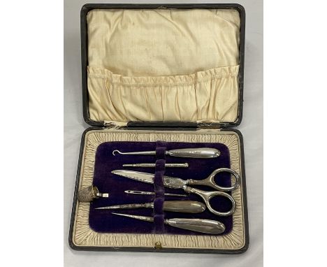 A HALLMARKED BIRMINGHAM SILVER TRAVEL SET TO INCLUDE SCISSORS, BUTTON HOOK, THIMBLE ETC IN A CASE 