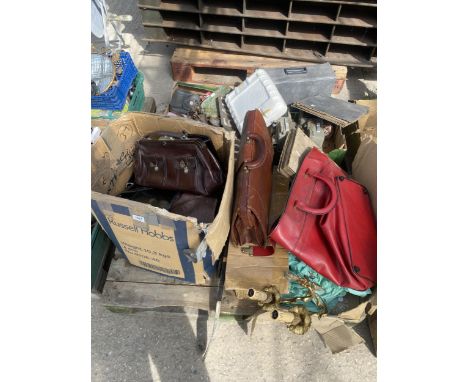 AN ASSORTMENT OF HOUSEHOLD CLEARANCE ITEMS TO INCLUDE LIGHT FITTINGS AND A PROJECTOR ETC 
