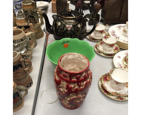 A LARGE VINTAGE GIBSON'S 'CHATSWORTH TEAPOT' - SMALL CHIP TO THE SPOUT, A BESWICK WARE 'SALAD' BOWL AND A VASE 