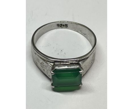 A SILVER RING WITH A SQUARE JADE STONE SIZE S/T IN A PRESENTATION BOX 