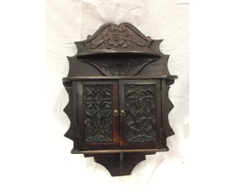 A VINTAGE MAGOGANY WALL CUPBOARD IN THE ARTS AND CRAFTS STYLE, HEIGHT 63 CM APPROX, LENGTH APPROX 45 CM 