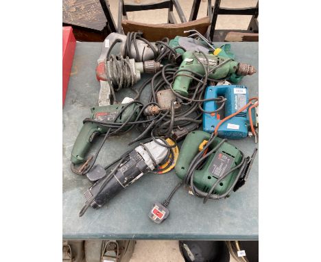 AN ASSORTMENT OF POWER TOOLS TO INCLUDE A BLACK AND DECKER JIGSAW, DRILLS AND A GRINDER ETC 