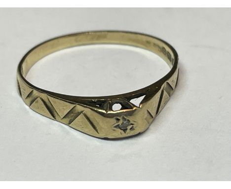 A 9 CARAT GOLD RING WITH SOLITAIRE DIAMOND SIZE L/M 