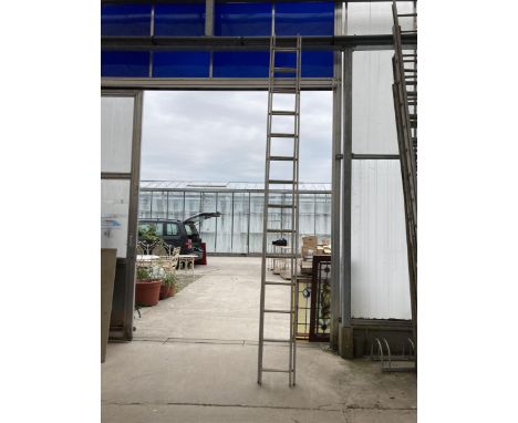 A TWO SECTION ALUMINIUM EXTENDING LADDER (28 RUNG) 