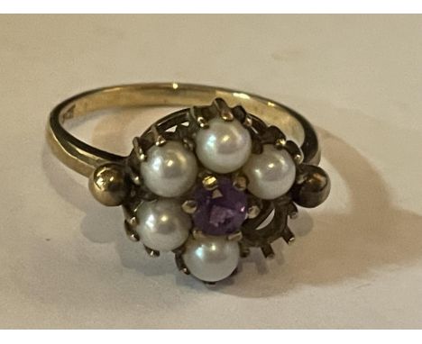 A 9 CARAT GOLD RING WITH PEARLS AND GARNET SIZE M/N IN A PRESENTATION BOX WEIGHT 3 GRAMS (ONE PEARL MISSING) 