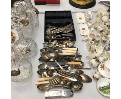 A LARGE QUANTITY OF VINTAGE FLATWARE TO INCLUDE KNIVES, FORKS, SPOONS, LADEL, ETC 