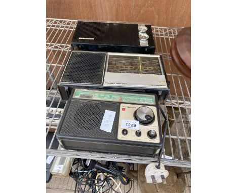 THREE VARIOUS VINTAGE RADIOS TO INCLUDE A GRUNDIG MELODY BOY 600 AND A FERGUSON 