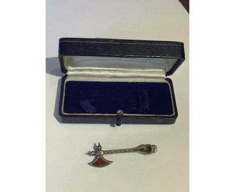 A BOXED SILVER AND AGATE 'AXE' BROOCH 