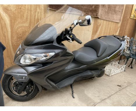 A SUZUKI BURGMAN 400CC SCOOTER, 14000 MILES, MOT TILL OCTOBER 2022. A FILE OF RELATED PAPERWORK TO INCLUDE INVOICES ETC AVAIL