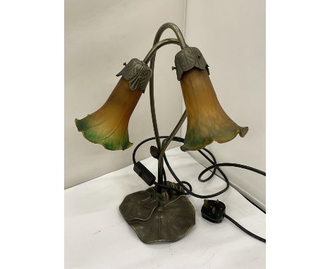 AN ART DECO STYLE TSBLE LAMP WITH TWO AMBER AND GREEN COLOURED FLUTED GLASS SHADES 