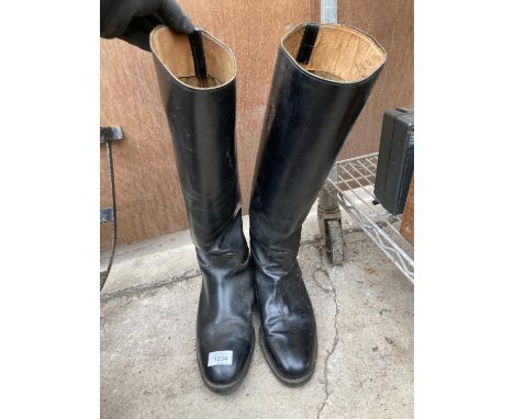 A PAIR OF VINTAGE LEATHER RIDING BOOTS 