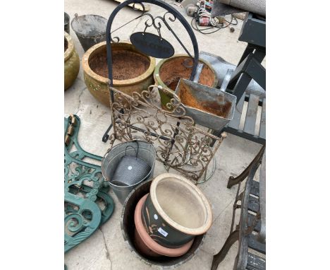 AN ASSORTMENT OF VINTAGE ITEMS TO INCLUDE A GALVANISED BUCKET, PLANTERS A WELCOME SIGN AND A FIRE SCREEN ETC 