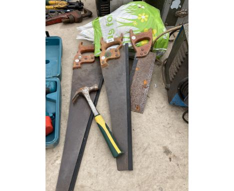 A HAMMER AND THREE VINTAGE HAND SAWS TO INCLUDE SPEAR AND JACKSON 