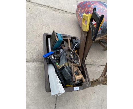 AN ASSORTMENT OF HAND TOOLS TO INCLUDE CLAMPS AND SAWS ETC 
