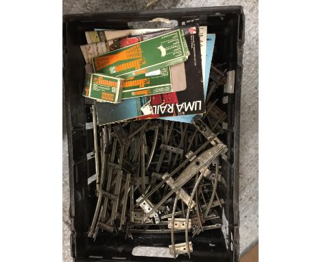 A LARGE AMOUNT OF VINTAGE METAL RAILWAY TRACK ETC. 