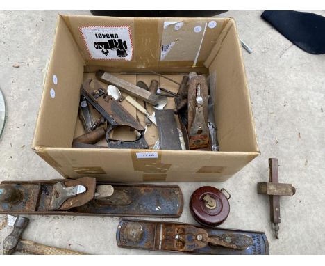 A LARGE ASSORTMENT OF VINTAGE HAND TOOLS TO INCLUDE WOOD PLANES, HAMMER AND MORTISE GUAGES ETC 
