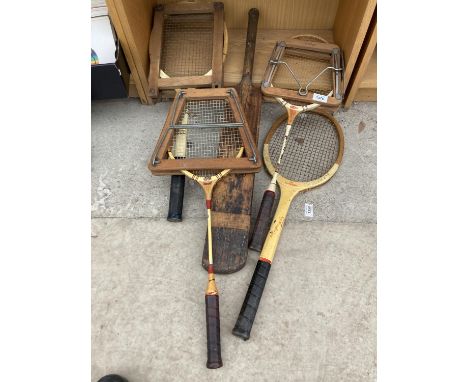 AN ASSORTMENT OF VINTAGE SPORTS EQUIPMENT TO INCLUDE TENNIS RACKETS, BADMINTON RACKETS AND A CRICKET BAT ETC 