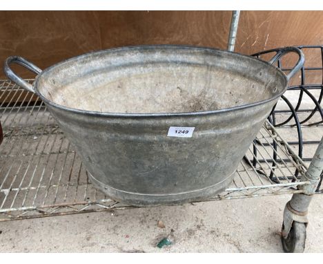 A VINTAGE GALVANISED TIN BATH 