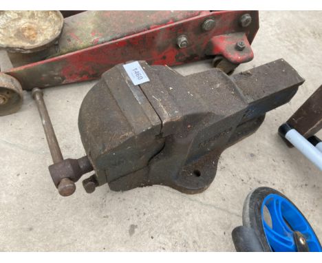 A LARGE VINTAGE RECORD NO.23 BENCH VICE 