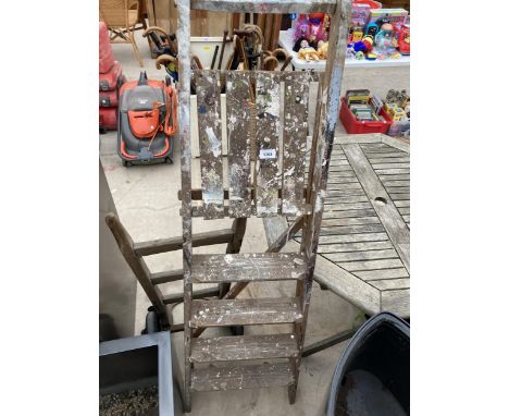 A VINTAGE WOODEN FOUR RUNG STEP LADDER 