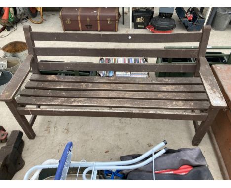 A WOODEN SLATTED GARDEN BENCH (L:153CM) 