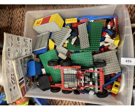 A LARGE BOX OF VINTAGE LEGO 