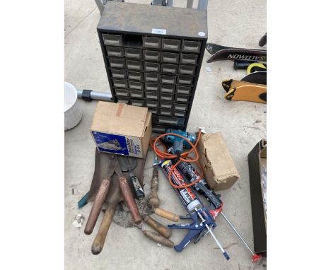 AN ASSORTMENT OF TOOLS TO INCLUDE A BLACK AND DECKER DRILL, A POWER DRIVE ATTATCHMENT, A STORAGE UNIT AND TROWELS ETC 