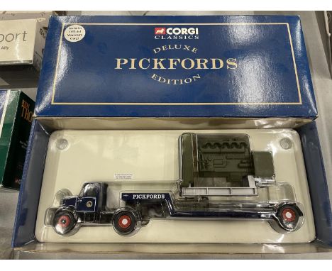 A CORGI SCAMMELL 16703 PICKFORDS DELUXE INCLUDING WOODEN DISPLAY PLINTH 1:50 SCALE 