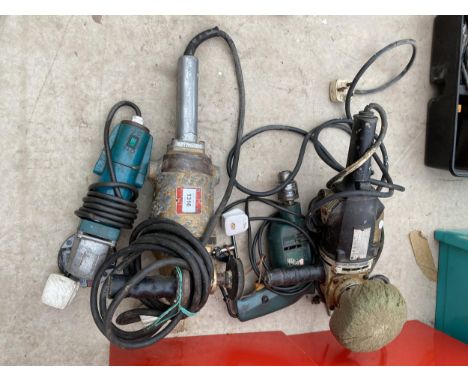 AN ASSORTMENT OF POWER TOOLS TO INCLUDE TWO DRILLS, AN ANGLE GRINDER AND POLISHING TOOLS ETC 