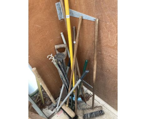 AN ASSORTMENT OF GARDEN TOOLS TO INCLUDE A SLEDGE HAMMER, DRAINING RODS AND SPADES ETC 