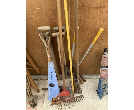 AN ASSORTMENT OF GARDEN TOOLS TO INCLUDE SHOVELS, SAWS AND RAKES ETC 