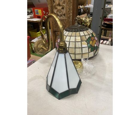 A TIFFANY STYLE CEILING LIGHT FITTING AND WALL LAMP 