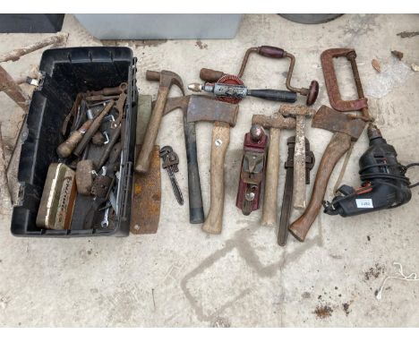 AN ASSORTMENT OF VINTAGE HAND TOOLS TO INCLUDE AXES, WOOD PLAN AND BRACE DRILLS ETC 