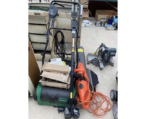 AN ASSORTMENT OF GARDEN TOOLS TO INCLUDE A FLYMO LEAF VAC, A GARDENLINE LAWN RAKE AND A BATTERY POWERED HEDGE TRIMMER ETC 