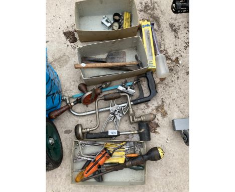 AN ASSORTMENT OF TOOLS TO INCLUDE BRACE DRILLS, CHISELS AND A HACK SAW ETC 