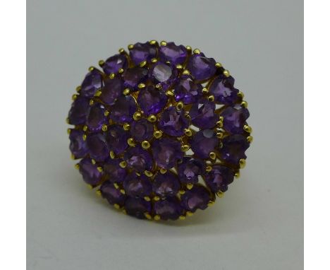 A large silver gilt and amethyst cluster ring, O, 26mm