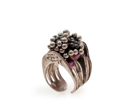 Vassilakis TAKIS (1925-2019)Good luck charm 1999 signé et inscrit SR 3 bague en argent (800°/00), rubis et billes aimantées s