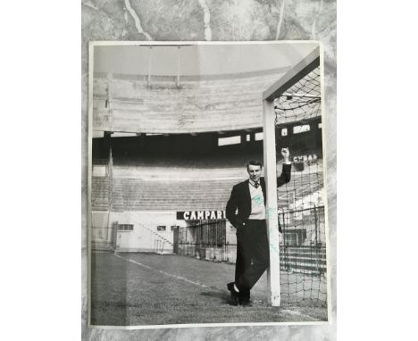 Jimmy Greaves Signed Football Press Photo: Black and white photo measuring nearly 10 x 12 inches with Daily Express stamp to 