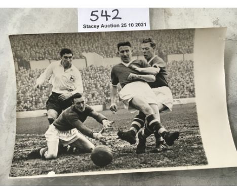 Tottenham 1950s Football Press Photo: Just bigger than postcard size with Dutch press stamp. Features Bobby Smith on his debu